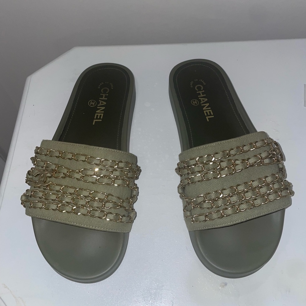 Chanel CC chain detail slides